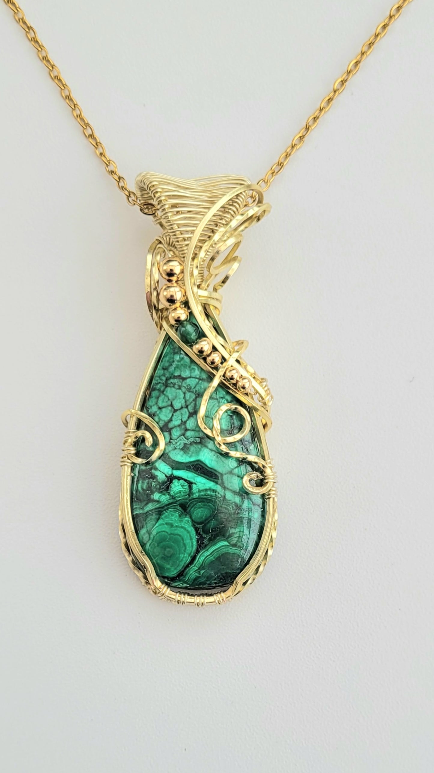 Pendentif en Malachite sur fils doré à l'or fin
