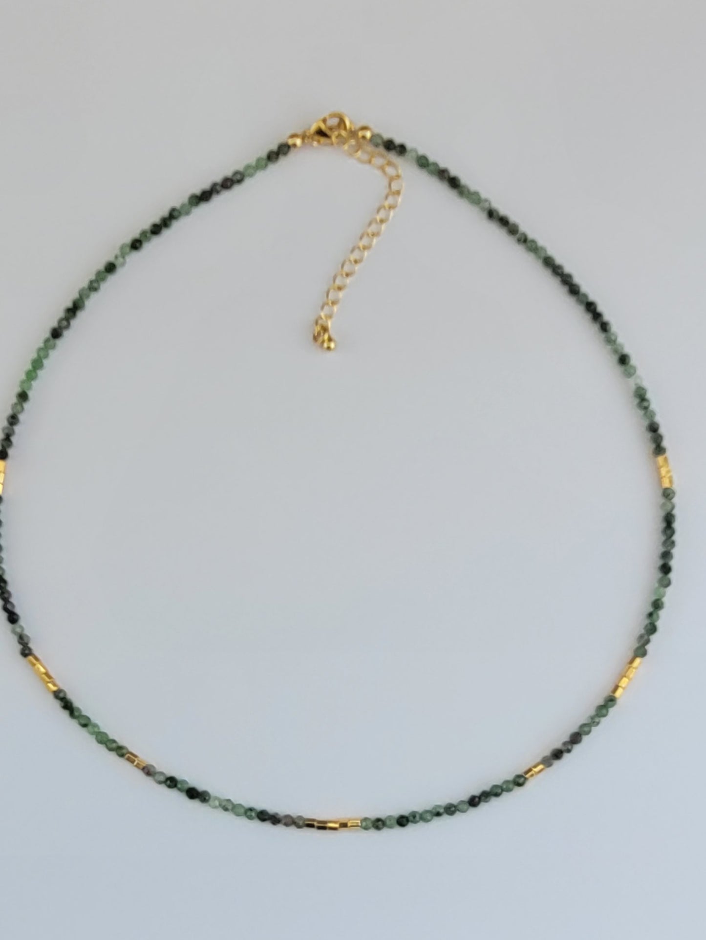 Collier en zoïsite facettés et plaqué or