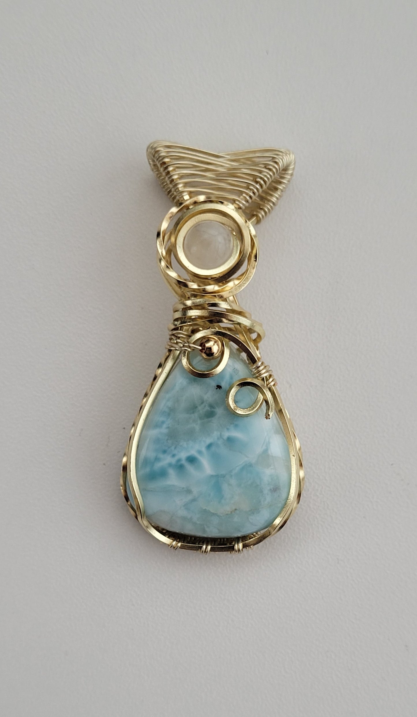 Pendentif en larimar et pierre de lune sur fils doré à l'or fin