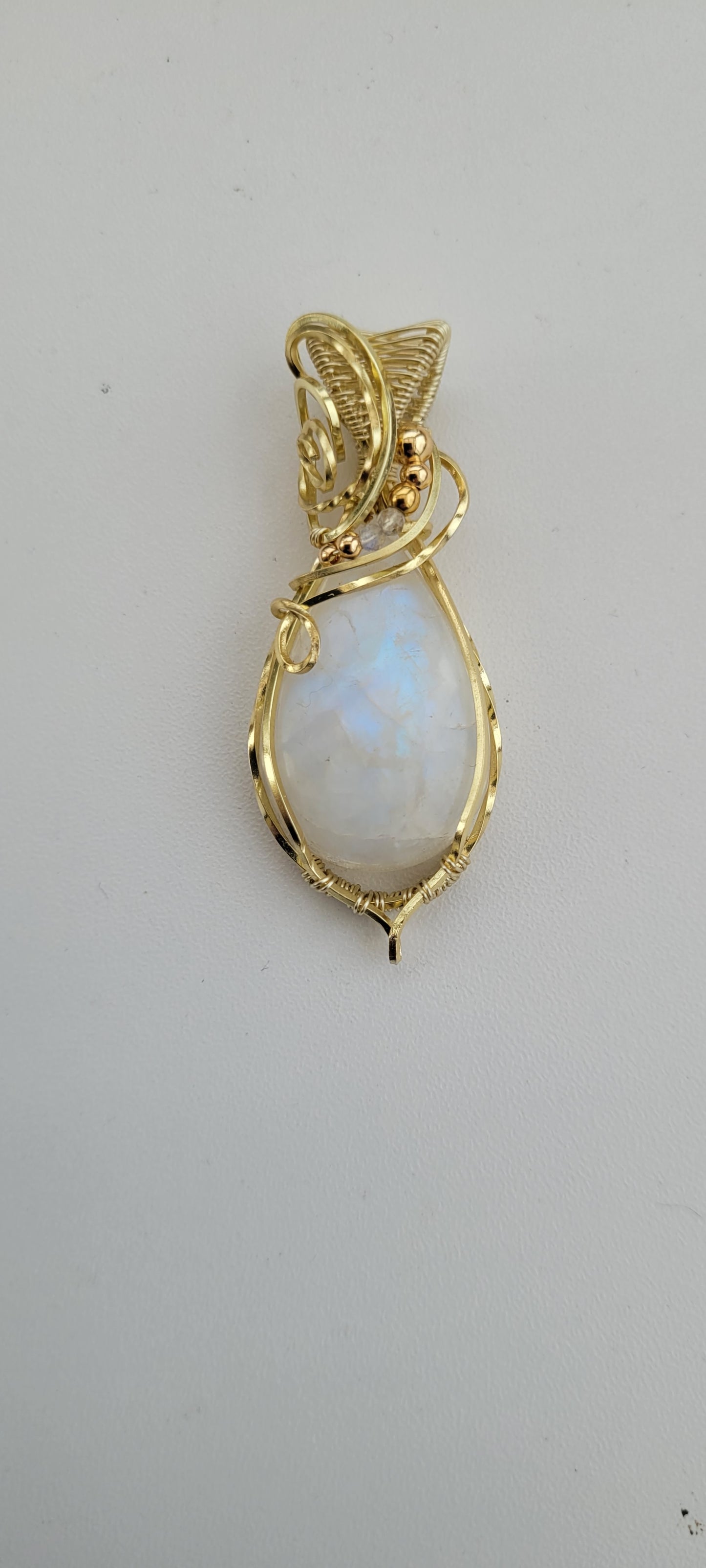 Pendentif en pierre de lune sur fils doré à l'or fin