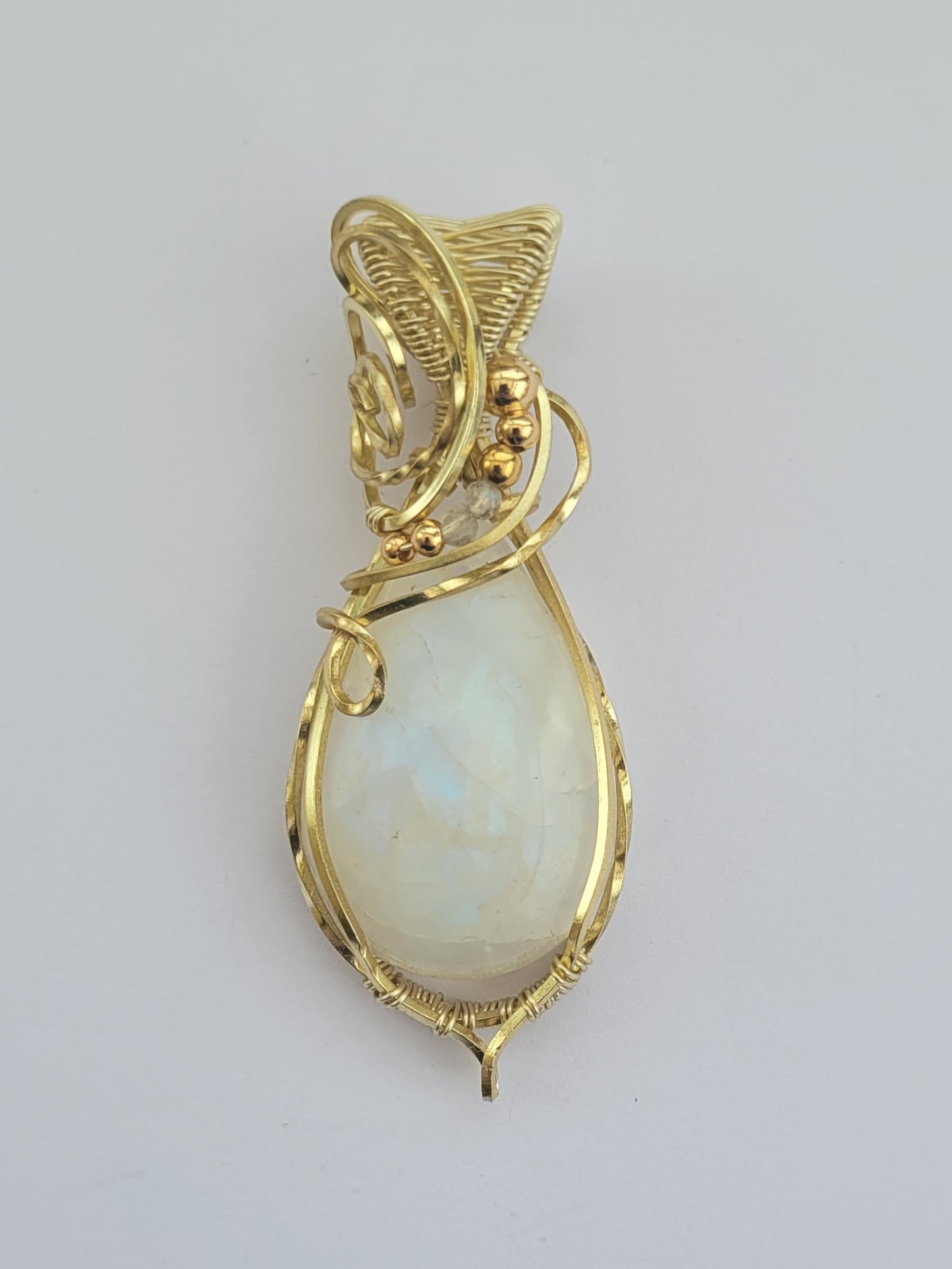 Pendentif en pierre de lune sur fils doré à l'or fin