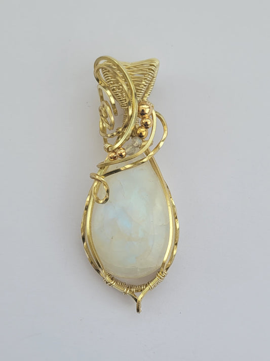 Pendentif en pierre de lune sur fils doré à l'or fin