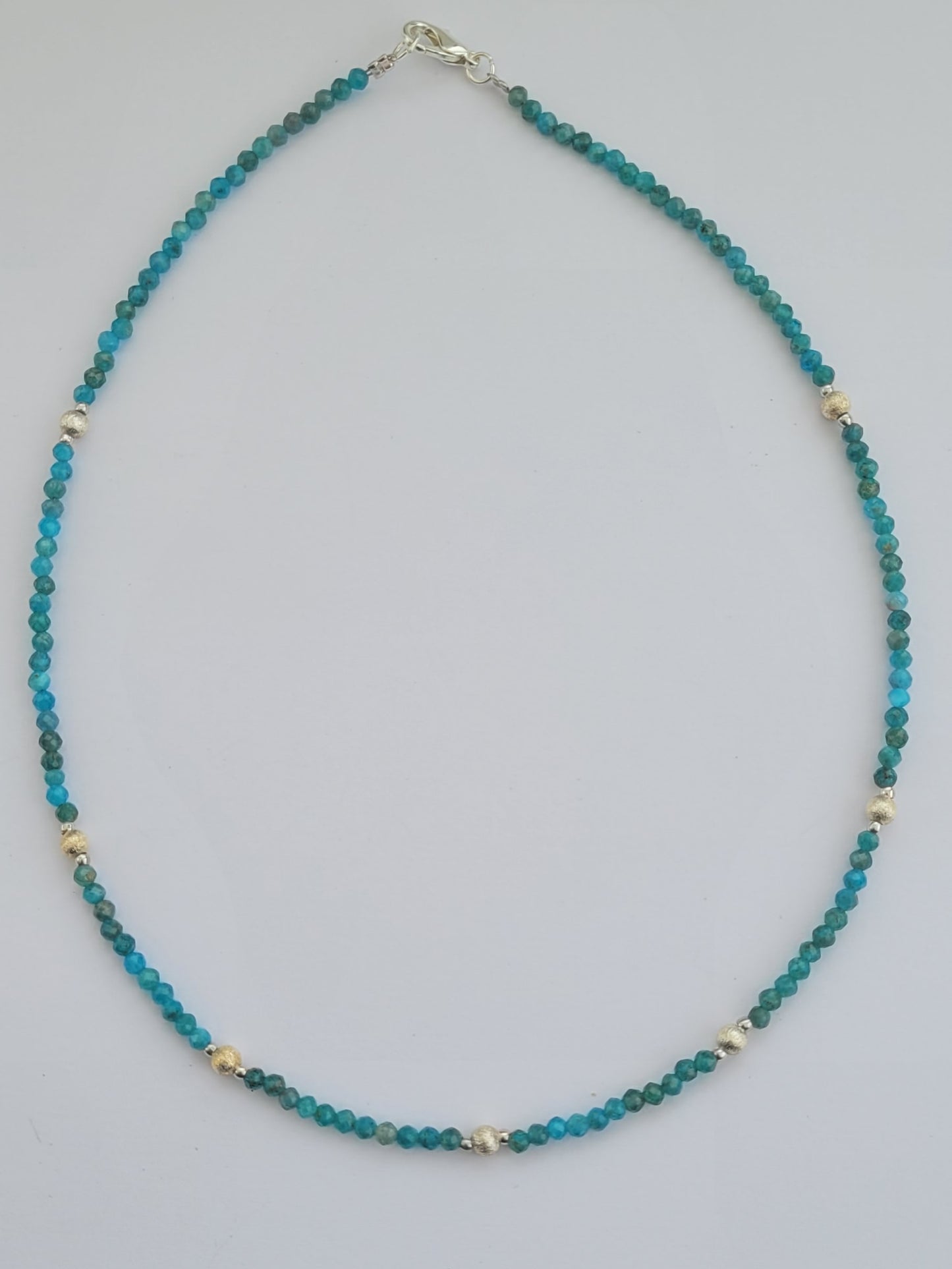 Collier en apatite facettées