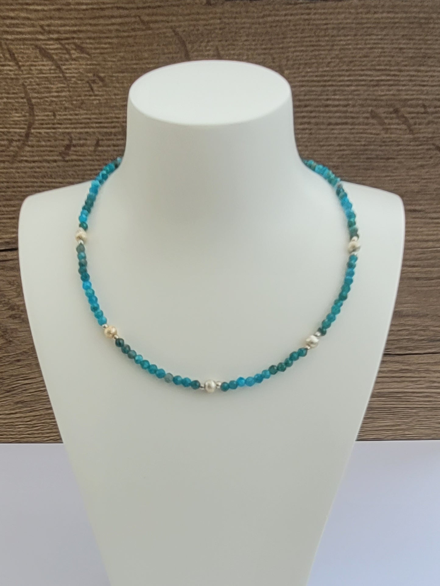 Collier en apatite facettées