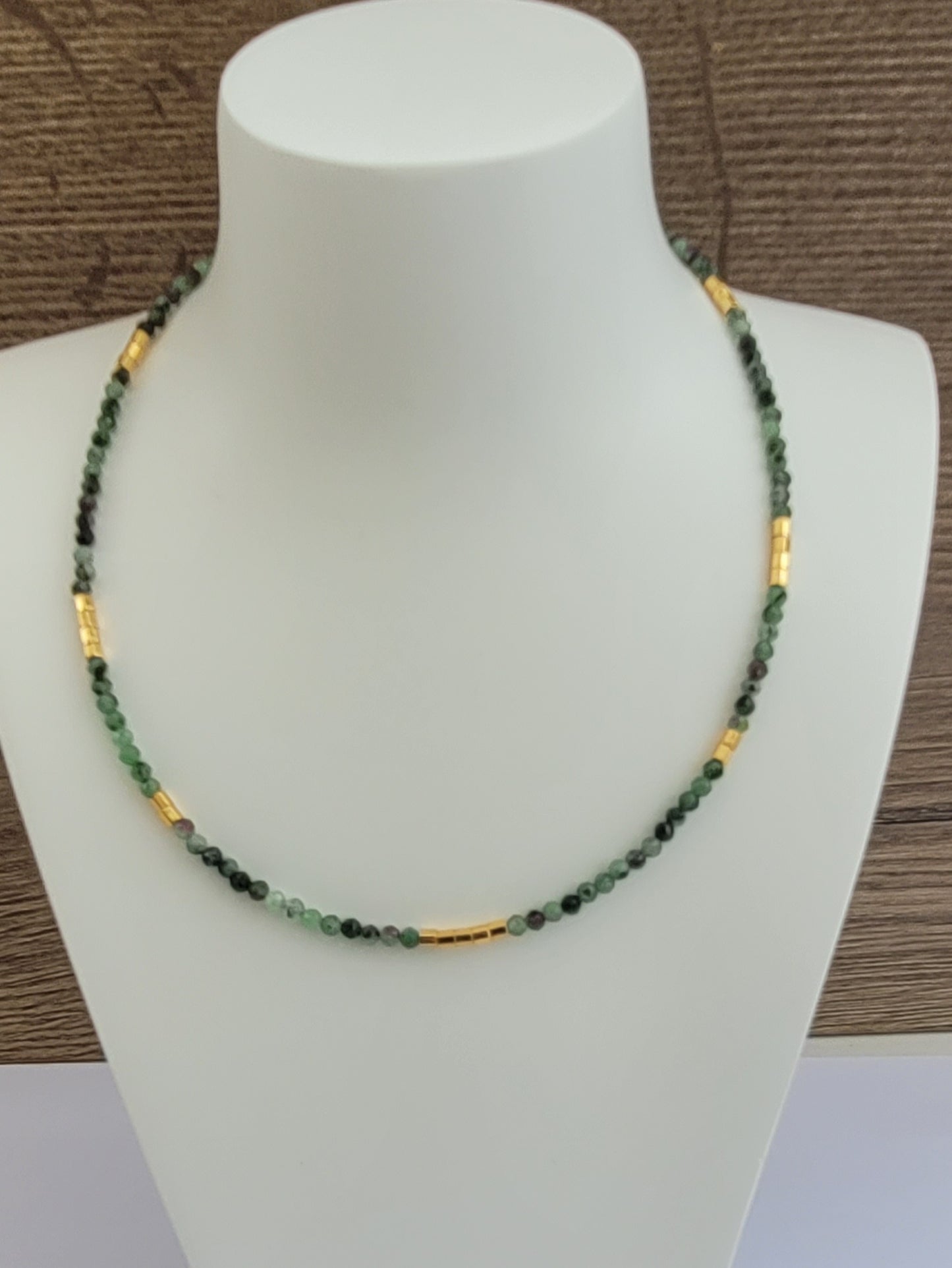 Collier en zoïsite facettés et plaqué or