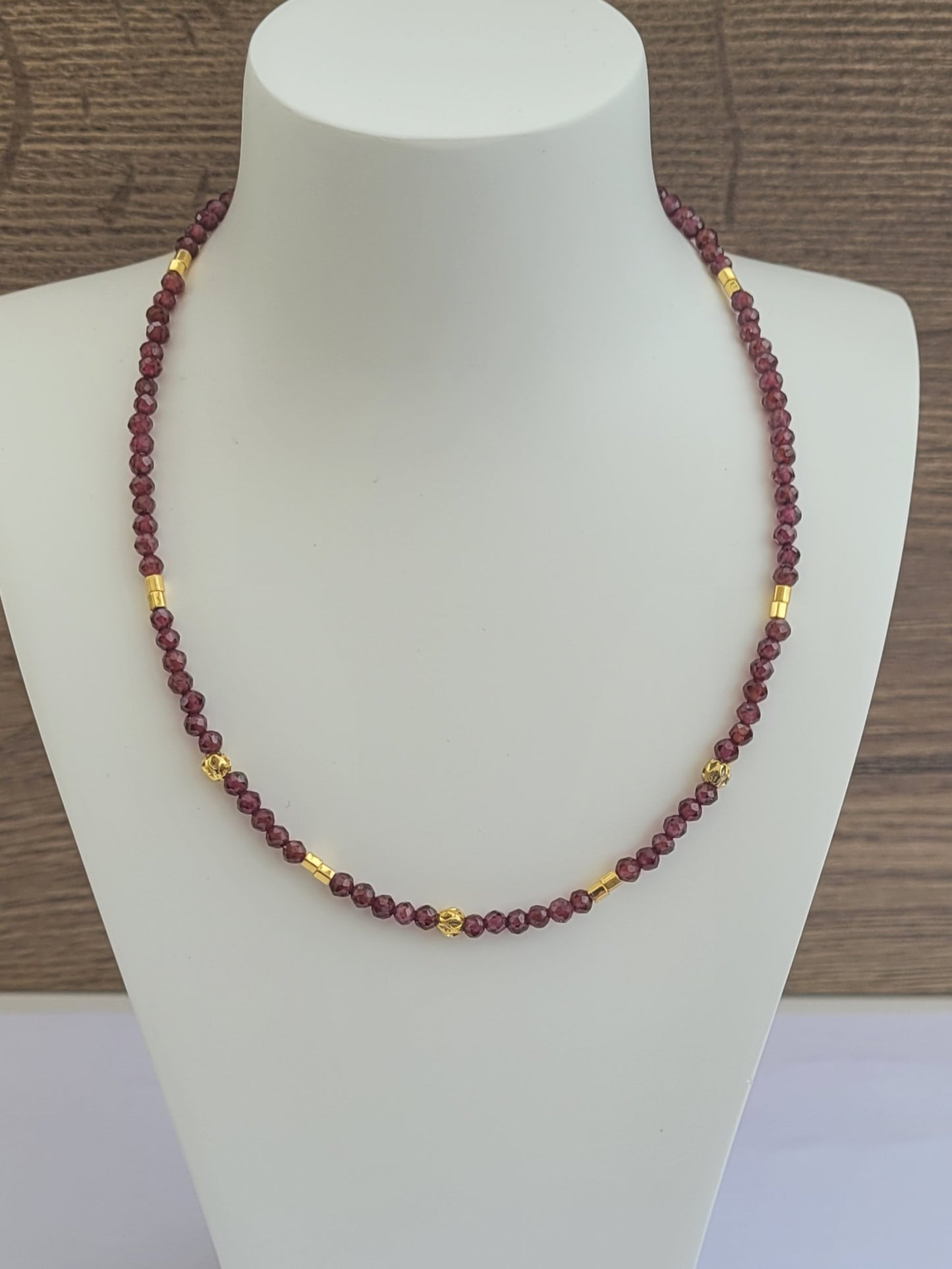 Collier en grenat facettés et plaqué or