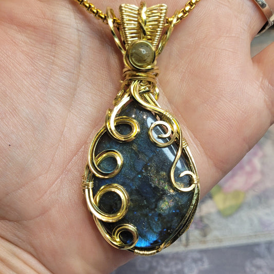Pendentif en labradorite sur fils dorés à l'or fin